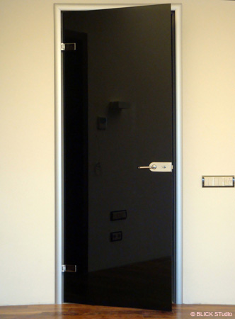 Межкомнатная дверь из черного стекла с зеркальным напылением Planebel Black Pearl